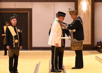 SULTAN Sallehuddin Sultan Badlishah mengurniakan Darjah Seri Setia Sultan Sallehuddin Kedah Yang Amat Dihormati (S.S.S.K) kepada Anwar Ibrahim yang membawa gelaran Datuk Seri Diraja sempena Sambutan Ulang Tahun Hari Keputeraan Baginda ke-82 di Istana Anak Bukit, Alor Setar.