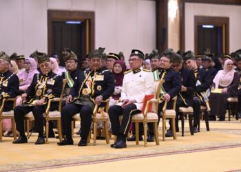 MUHAMMAD Sanusi Md. Nor bersama Anwar Ibrahim pada Istiadat Menyembah Tahniah dan Penganugerahan Darjah-Darjah, Bintang-Bintang dan Pingat-Pingat Kebesaran sempena Sambutan Ulang Tahun Hari Keputeraan Sultan Kedah ke-82 di Istana Anak Bukit, Alor Setar.