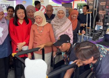 NANCY (tengah) melawat reruai ketika menghadiri Majlis Ramah Mesra Menteri KPWKM Bersama Kumpulan Sasar di Sungai Kechil, Nibong Tebal, Pulau Pinang