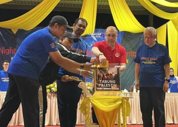 TENGKU Muhammad Fakhry Petra (dua kanan) berkenan memberi sumbangan kepada Tabung Save Palestine pada Program Night Walk Tengku Mahkota Kelantan di Dataran Kesedar Putra, Gua Musang, Kelantan.UTUSAN/AIMUNI TUAN LAH