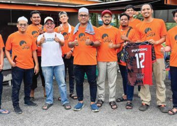 ABBAS Salimmi (lima dari kanan) bersama beberapa wakil penduduk dalam program Ibadah Qurban dan Majlis Kenduri Rakyat N29 bersama Masyarakat Kampung Batu 12 dan Kampung Sri Aman.