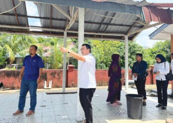 LEE Chean Chung (kanan) bersama pihak pentadbir sekolah menunjukkan struktur bumbung salah satu bangunan SK Petaling yang rosak teruk akibat ribut pada Sabtu minggu lalu.