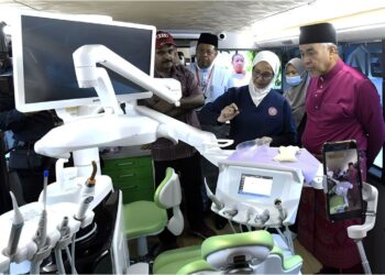 ZAHID AHMAD HAMIDI melihat pameran selepas merasmikan Program Sembang Santai Bersama-sama Komuniti Daerah Lipis di Dewan Residen Lipis, semalam.