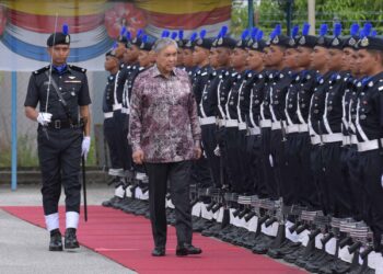 AHMAD Zahid Hamidi memeriksa kawalan kehormatan anggota Ibu pejabat Polis Kontinjen Perak pada Majlis Pelancaran Pengoperasian IPD Bagan Datuk di Hutan Melintang hari ini. - UTUSAN/ZULFACHRI ZULKIFLI