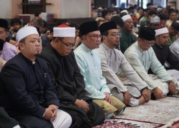 ANWAR Ibrahim solat sunat Aidiladha dengan warga Putrajaya di Masjid Putra, Putrajaya. - UTUSAN/FAISOL MUSTAFA