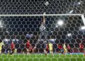 PENJAGA gol Albania, Thomas Strakosha (tengah) lompat menyelamatkan gawang daripada dibolosi ketika menentang Sepanyol dalam aksi terakhir Kumpulan B Kejohanan Eropah (Euro) 2024. - AFP