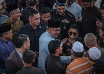 ANWAR Ibrahim ketika solat di Masjid Sultan Abdul Samadi KLIA. - UTUSAN/FAIZ ALIF ZUBIR