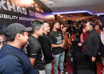 ANWAR Ibrahim beramah mesra dengan barisan pelakon filem Sheriff: Narko Integriti ketika hadir menonton tayangan khas filem itu di IOI City Mall, Putrajaya, malam semalam. – UTUSAN/FAISOL MUSTAFA
