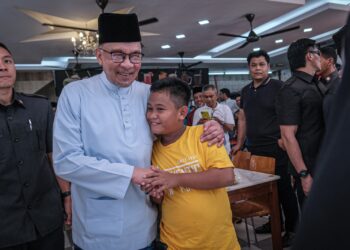 ANWAR Ibrahim beramah mesra dengan kanak-kanak selepas menjamu selera di Restoran Ummi Aishah di Pusat Perdagangan Warisan Sentral, Kota Warisan, Sepang. - UTUSAN/FAIZ ALIF ZUBIR