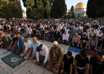 RAKYAT Palestin di Baitulmuqaddis berpeluang menunaikan solat sunat Aidiladha di pekarangan Masjid Al-Aqsa. -AFP