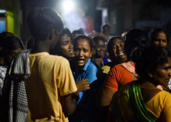 SAUDARA mara meratapi kematian ahli keluarga mereka yang maut selepas minum arak beracun di Kallakurichi, negeri Tamil Nadu di India.- AGENSI