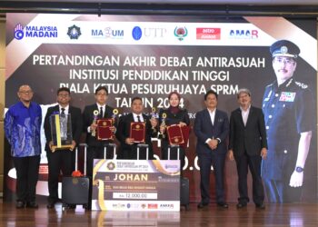 AZAM Baki (dua dari kanan) bersama pemenang Pertandingan Debat Antirasuah IPT Piala Ketua Pesuruhjaya SPRM 2024 di UTP di Parit hari ini. - UTUSAN/ZULFACHRI ZULKIFLI