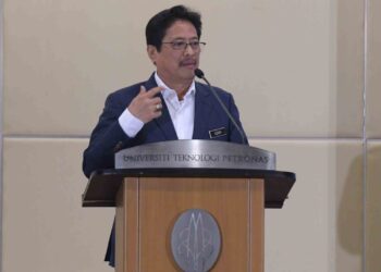 AZAM Baki berucap pada Penutup Pertandingan Debat Antirasuah IPT Piala Ketua Pesuruhjaya SPRM 2024 di UTP di Parit hari ini. - UTUSAN/ZULFACHRI ZULKIFLI