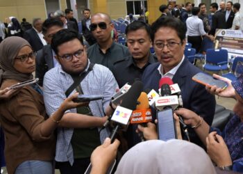 AZAM Baki ditemui pemberita pada Pertandingan Debat Antirasuah IPT Piala Ketua Pesuruhjaya SPRM 2024 di UTP di Parit hari ini. - UTUSAN/ZULFACHRI ZULKIFLI