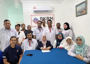 NORHAYATI Hashim (tengah) bersama jawatankuasa PKBM Perlis di pejabat PKBM Perlis di Jalan Bangsal Lebah, Kuala Perlis.- UTUSAN/MOHD. HAFIZ ABD. MUTALIB