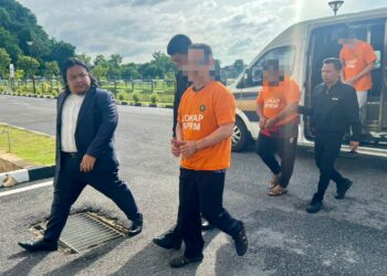 SUSPEK kes suapan lebih RM1 juta bagi memudahkan urusan pendaftaran semula pernikahan di Perlis di bawa masuk ke perkarangan Kompleks Mahkamah Kangar, Perlis bagi permohonan lanjutan reman. -UTUSAN/ASYRAF MUHAMMAD.