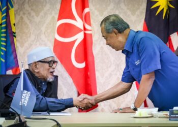 MUHYIDDIN Yassin bersalaman dengan Presiden Pas, Tan Sri Abdul Hadi Awang semasa Mesyuarat Tertinggi Perikatan Nasional (PN, malam semalam. - UTUSAN/IQBAL ROSLI