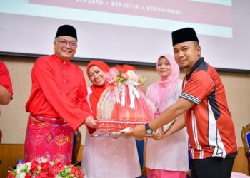 SHAMSUL Anuar Nasarah (kiri) dan Abdul Azim Abdullah (kanan) pada Mesyuarat Perwakilan Pergerakan Wanita, Pemuda dan Puteri UMNO Bahagian Arau di Dewan Kuliah 1, Universiti Malaysia Perlis (Unimap) Kampus Pauh Putra, Arau, Perlis hari ini.-UTUSAN