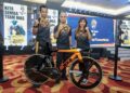 AZIZULHASNI Awang, Muhammad Shah Firdaus Sahrom dan Nurul Izzah Izzati Mohd Asri bersama basikal WX-R Vorteq yang akan digunakan untuk berlumba di Sukan Olimpik Paris 2024. - UTUSAN/FARIZ RUSADIO