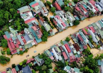 BANJIR menenggelamkan ribuan rumah di bandar Ha Giang berikutan hujan berterusan sejak kelmarin.- AFP