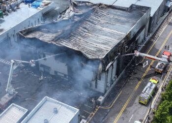 ANGGOTA bomba berusaha untuk memadamkan kebakaran di kilang bateri litium di Hwaseong, Seoul.- AGENSI