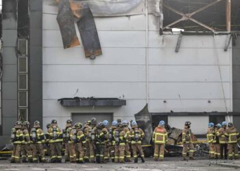 ANGGOTA bomba berkumpul di lokasi kebakaran di sebuah kilang bateri litium milik pengeluar bateri Korea Selatan, Aricell di Hwaseong.-AFP