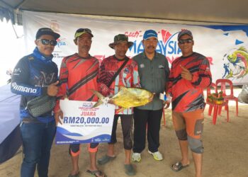 Mohd Sabri Mat (tengah) bersama tetamu kehormat dan pemenang kedua dan ketiga pada majlis penyampaian hadiah Cuti-Cuti Malaysia Surfcasting Tour 2024 di Pantai Sepat, Kuantan.