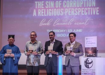 AZAM Baki ketika melancarkan buku ‘The Sin Of Coruption A Religious Perspective', di Putrajaya. - UTUSAN/FAIZ ALIF ZUBIR