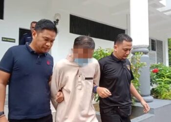 LELAKI yang ditahan kerana disyaki  membunuh isterinya direman di Mahkamah Majistret Batu Gajah semalam. – UTUSAN