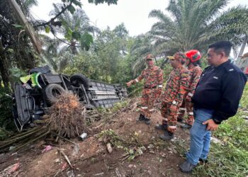 KEADAAN bas persiaran yang terbalik di cerun jalan  dalam kemalangan berhampiran simpang tiga Bahau, Jalan Kuantan-Segamat di Rompin semalam.