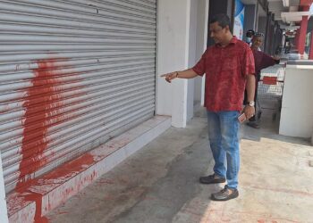 MOHD. SHAID menunjukkan kesan simbahan cat di restoran miliknya di Puncak Bestari, Bandar Puncak Alam, Kuala Selangor, hari ini. -FOTO/ ISKANDAR SHAH MOHAMED