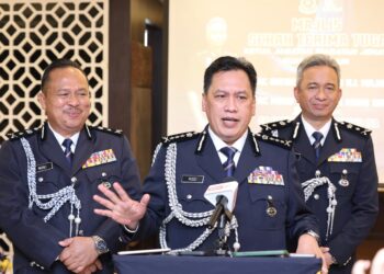 Ketua Polis Kuala Lumpur, Datuk Rusdi Mohd Isa hadir menyaksikan Majlis Serah Terima Tugas Ketua Jabatan Siasatan Jenayah di antara Datuk Habibi Hj Majinji kepada Mohd Razali Mohd Idrus di Ibu Pejabat Polis Kontinjen Kuala Lumpur di sini hari ini. GAMBAR - AMIR KHALID