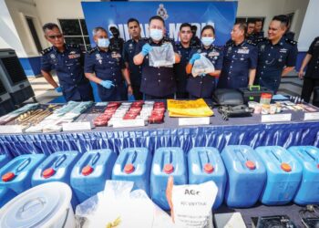 KHAW Kok Chin (empat dari kiri) menunjukkan antara bahan kimia yang digunakan untuk memproses dadah yang  dirampas bersama pelbagai jenis bahan larangan itu dalam sidang akhbar Balai Polis Semenyih, Selangor, semalam. - UTUSAN/MUHAMAD IQBAL ROSLI