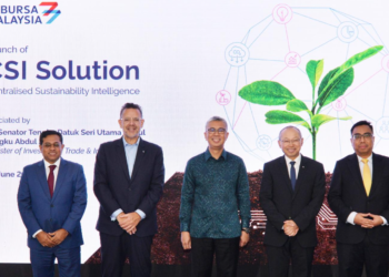 TENGKU Zafrul Tengku Abdul Aziz (tiga kiri) pada majlis pelancaran The Centralized Sustainability Intelligence (CSI) Solution di Bursa Malaysia, Kuala Lumpur di sini, semalam.-UTUSAN/SYAKIR RADIN