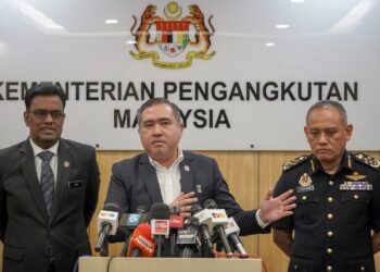 ANTHONY Loke ketika sidang akhbar di Putrajaya. - UTUSAN/FAISOL MUSTAFA