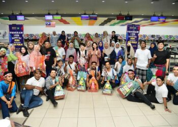 PENGAMAL media Perlis merakamkan gambar bersama selepas Program Jom Santai Media Bersama JKKN Perlis di Kayangan Square, Kangar, Perlis, semalam. -UTUSAN/IZLIZAN OTHMAN