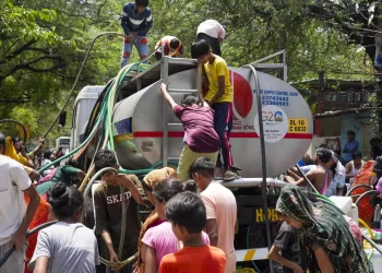 PENDUDUK berkumpul ketika lori tangki air tiba untuk menghantar bekalan semasa krisis air berterusan di New Delhi.- AGENSI