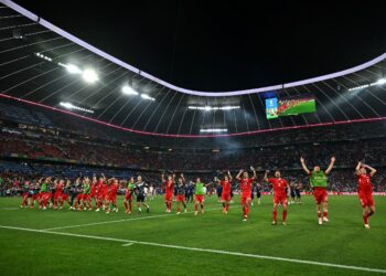 PEMAIN Denmark meraikan kejayaan mereka mara ke peringkat kalah mati Kejohanan Eropah (Euro) 2024 bersama penyokong selepas muncul naib juara Kumpulan C. - AFP