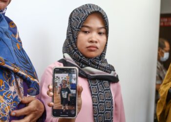 SITI Nurhidayatul Akmar menunjukkan gambar anaknya, Iman Adelia sewaktu ditemui pemberita di Mahkamah Majistret Ipoh hari ini. - UTUSAN/ MUHAMAD NAZREEN SYAH MUSTHAFA