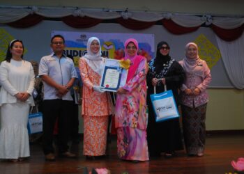 KHAIDHIRAH  Abu Zahar menyampaikan sijil penghargaan kepada seorang daripada guru pada Budi@Seni I-Gen 2024 di SMK Padang Temu, Melaka. – UTUSAN/AMRAN MULUP