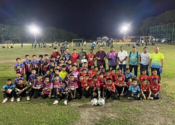 FAISAL Halim (belakang, tiga dari kiri) ketika turun padang untuk melihat sendiri sesi latihan KBSDFH iaitu sebuah kelab bola sepak yang diasaskan oleh beliau sendiri dengan bantuan beberapa pihak awal tahun ini di Bukit Mertajam, Pulau Pinang