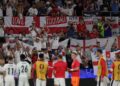 BARISAN pemain England meraikan kejayaan mereka mara ke peringkat kalah mati Kejohanan Eropah (Euro) 2024 selepas muncul juara Kumpulan C bersama penyokong. - AFP