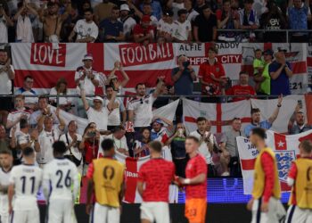 BARISAN pemain England meraikan kejayaan mereka mara ke peringkat kalah mati Kejohanan Eropah (Euro) 2024 selepas muncul juara Kumpulan C bersama penyokong. - AFP