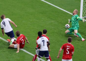 PENYERANG England, Harry Kane (kiri) menjaringkan gol pertama perlawanan ketika bertemu Denmark dalam aksi Kumpulan C Kejohanan Eropah (Euro) di Arena Frankfurt. - AFP