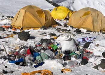 PASUKAN tentera ambil masa 55 hari keluarkan sampah dan mayat dari kawasan Gunung Everest.- AGENSI