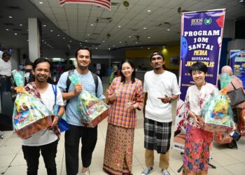 NORAZLIN Nordin (tiga dari kanan) bergambar bersama pengamal media selepas Program Jom Santai Media Bersama JKKN Perlis di Kayangan Square, Kangar, Perlis, semalam. -UTUSAN/IZLIZAN OTHMAN