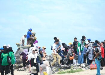 MESKIPUN berdepan cuaca panas sehingga 42 darjah Celsius minggu lalu namun pelancong masih tetap ramai mengunjungi Thailand di pantai Songkhla, Thailand baru-baru ini. 
– UTUSAN/IZLIZAN OTHMAN