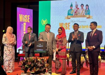 TUANKU Syed Faizuddin Putra Jamalullail 
menyempurnakan majlis perasmian program WISE di Kangar, Perlis semalam.-UTUSAN