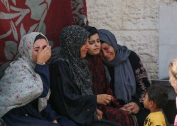 RAKYAT Palestin meratapi kehilangan saudara-mara mereka  yang terkorban dalam pengeboman Israel ke atas sebuah rumah di kem pelarian al-Bureij, berhampiran Hospital Al-Aqsa Martyrs di Deir al-Balah, Gaza, Palestin. – AFP