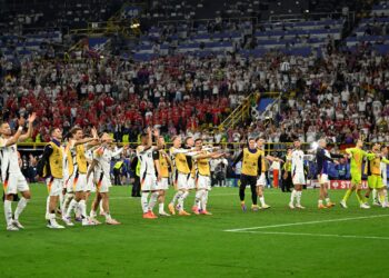 PEMAIN Jerman meraikan kejayaan layak ke suku akhir Kejohanan Eropah (Euro) 2024 bersama penyokong selepas menewaskan Denmark 2-0  di Dortmund. - AFP